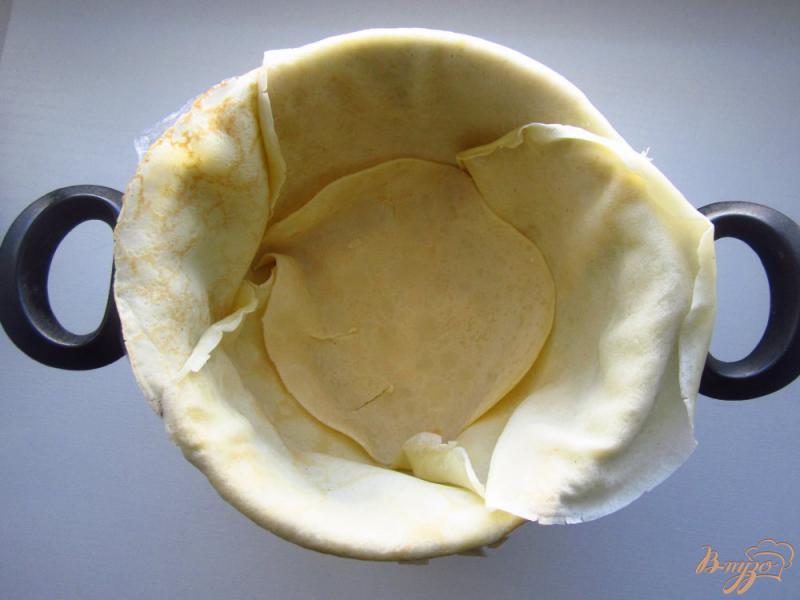 Фото приготовление рецепта: Блинный торт с манго и сметанным кремом шаг №3