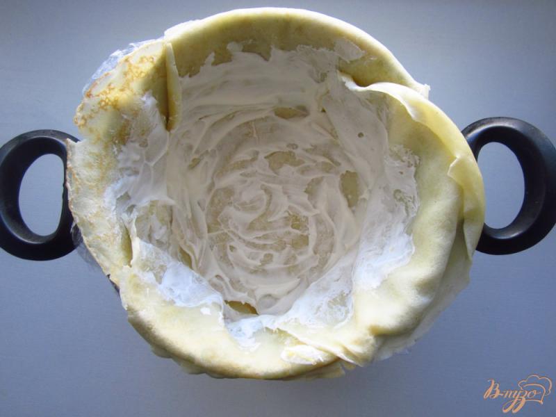 Фото приготовление рецепта: Блинный торт с манго и сметанным кремом шаг №6