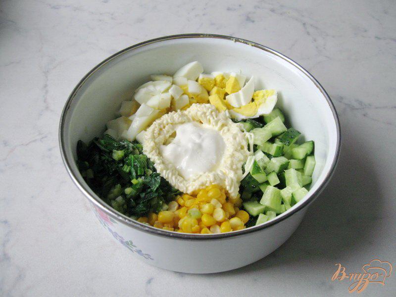 Фото приготовление рецепта: Салат из черемши с кукурузой. шаг №6