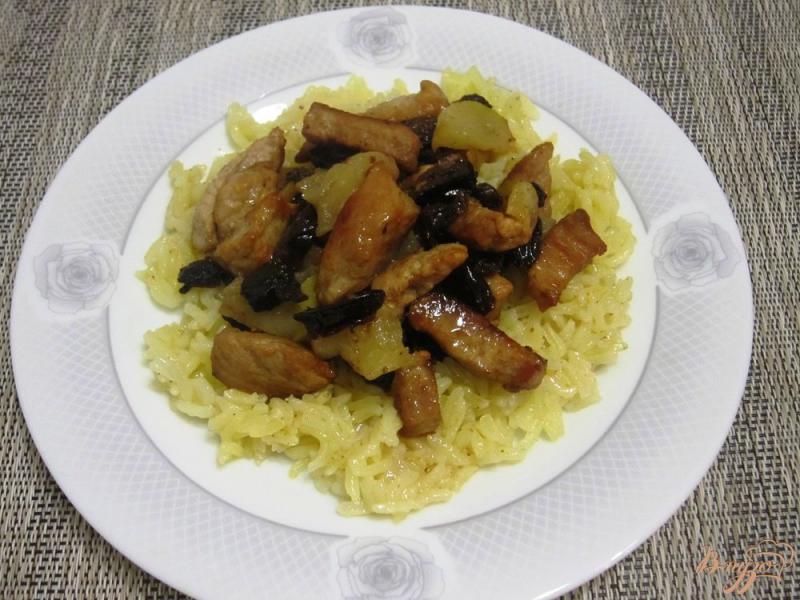 Фото приготовление рецепта: Свинина, приготовленная с черносливом и яблоками шаг №9