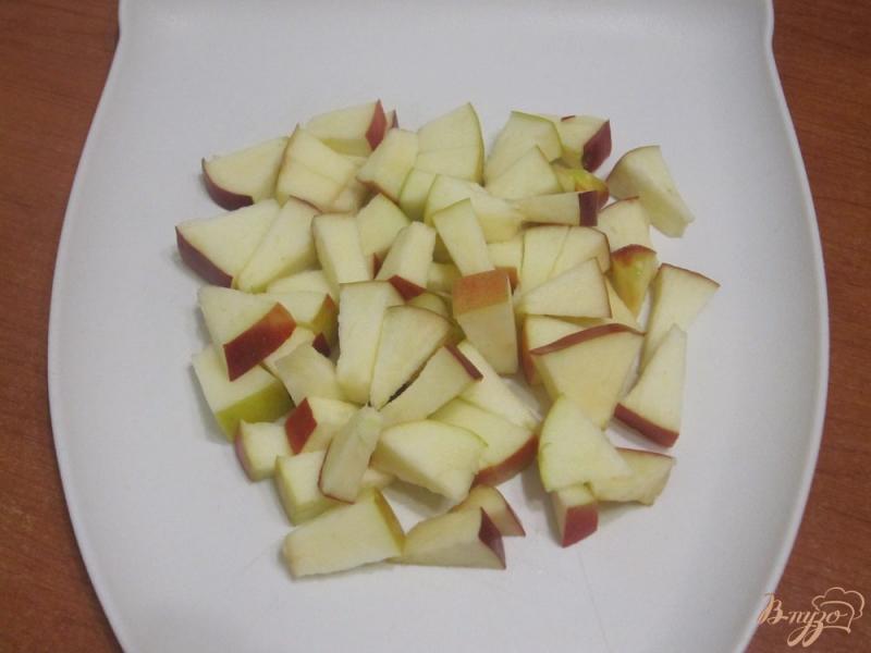 Фото приготовление рецепта: Свинина, приготовленная с черносливом и яблоками шаг №5