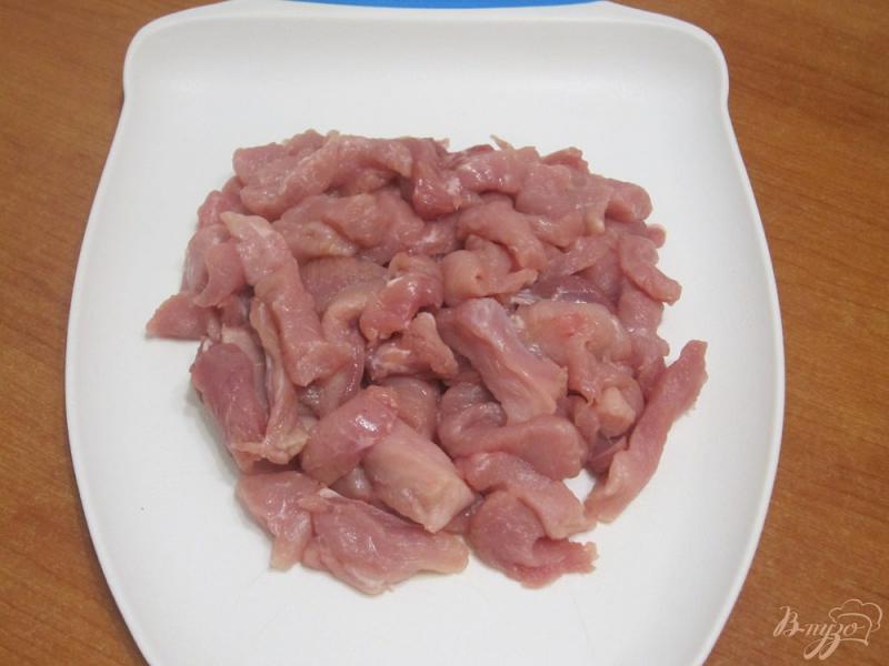 Фото приготовление рецепта: Свинина, приготовленная с черносливом и яблоками шаг №2