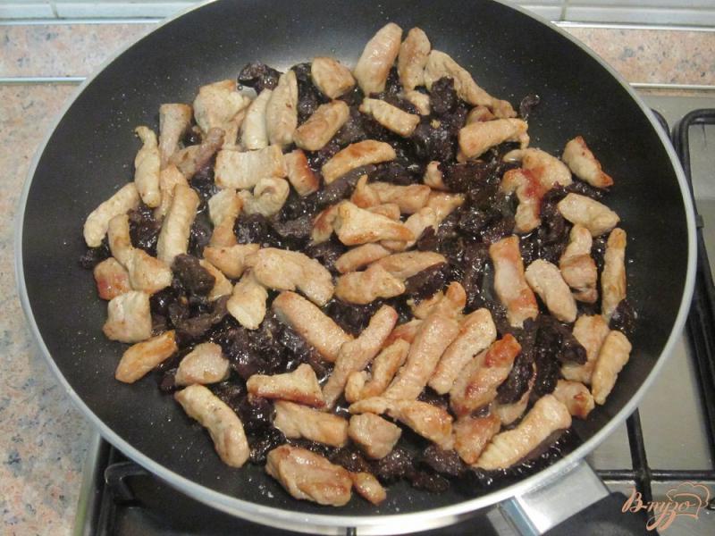 Фото приготовление рецепта: Свинина, приготовленная с черносливом и яблоками шаг №7