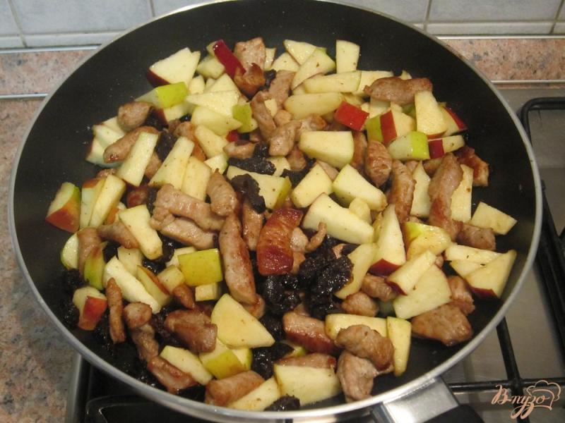 Фото приготовление рецепта: Свинина, приготовленная с черносливом и яблоками шаг №8