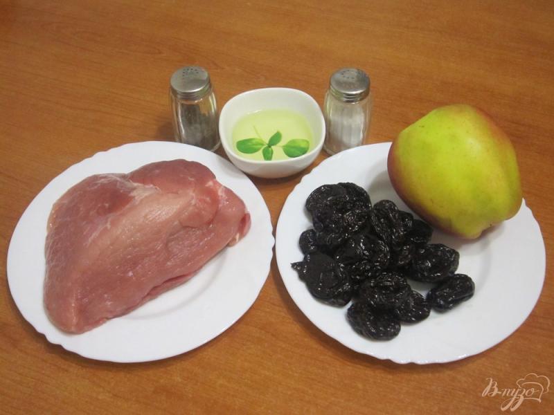 Фото приготовление рецепта: Свинина, приготовленная с черносливом и яблоками шаг №1