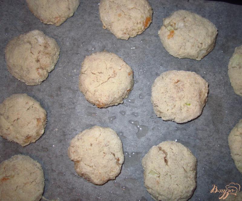 Фото приготовление рецепта: Свиные котлеты с картофелем в духовке шаг №5