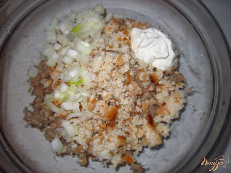 Фото приготовление рецепта: Свиные котлеты с картофелем в духовке шаг №4