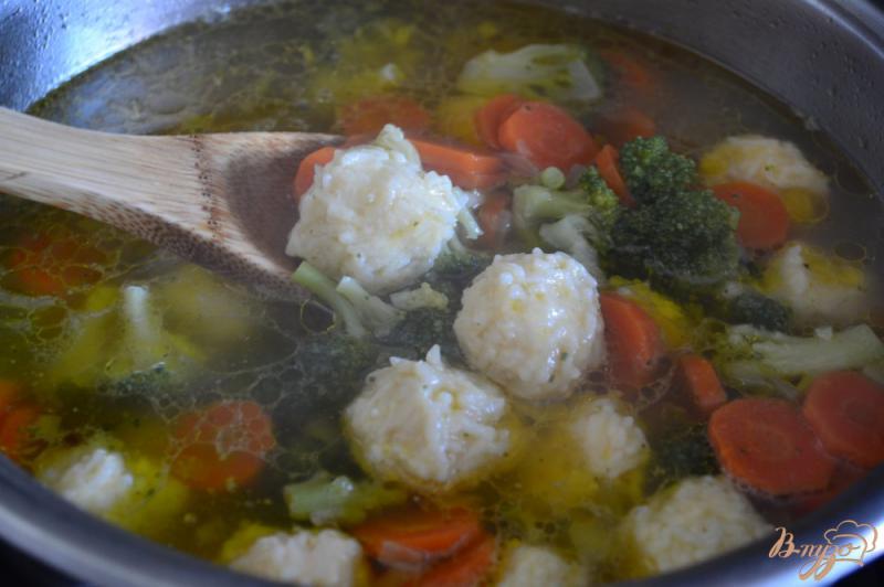 Фото приготовление рецепта: Овощной суп с рисовыми шариками шаг №5