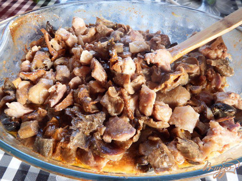 Фото приготовление рецепта: Тушеная свинина с грибами шаг №11