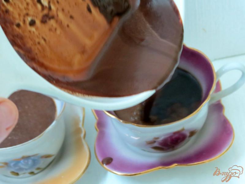 Фото приготовление рецепта: Кофе с молоком и шоколадом шаг №6