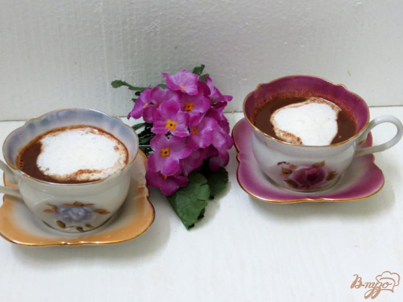Фото приготовление рецепта: Кофе с молоком и шоколадом шаг №7