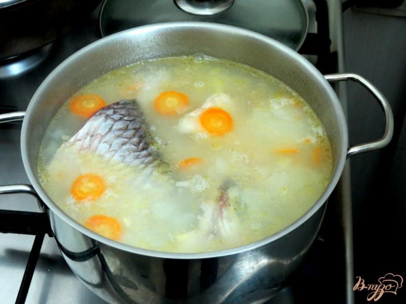 Фото приготовление рецепта: Суп с карасём шаг №6