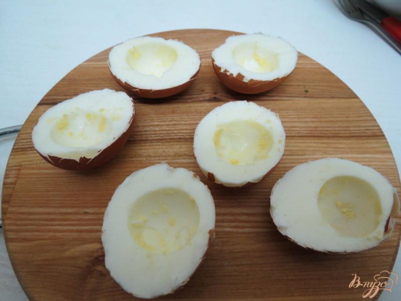 Фото приготовление рецепта: Яйца фаршированные в скорлупе (Jajka faszerowane w skorupce ) шаг №4