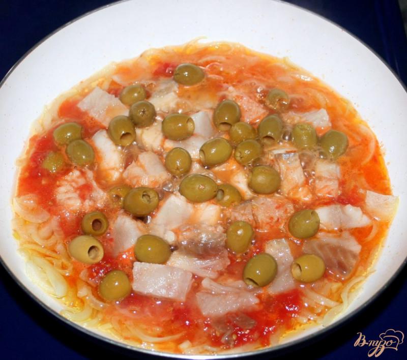 Фото приготовление рецепта: Рыба с овощами и оливками с рисом на гарнир шаг №5