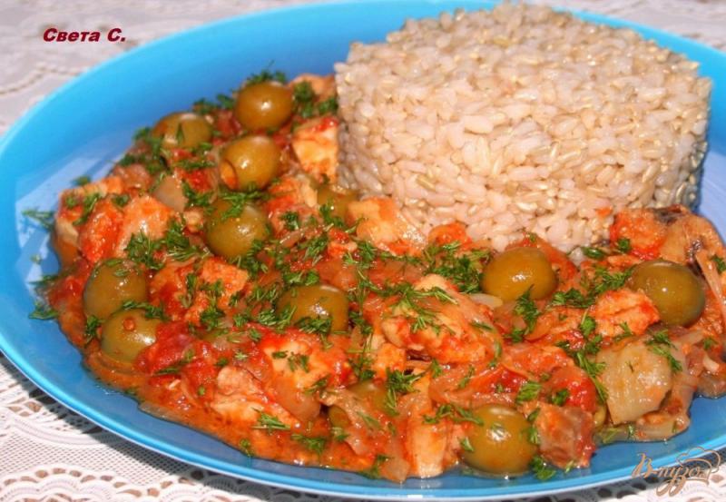 Фото приготовление рецепта: Рыба с овощами и оливками с рисом на гарнир шаг №7