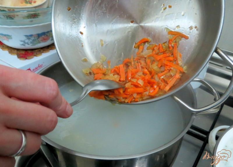 Фото приготовление рецепта: Щавелевый суп с рисовыми шариками шаг №5