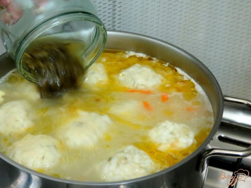 Фото приготовление рецепта: Щавелевый суп с рисовыми шариками шаг №9