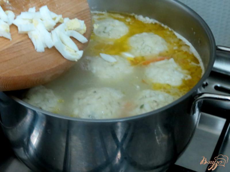Фото приготовление рецепта: Щавелевый суп с рисовыми шариками шаг №8