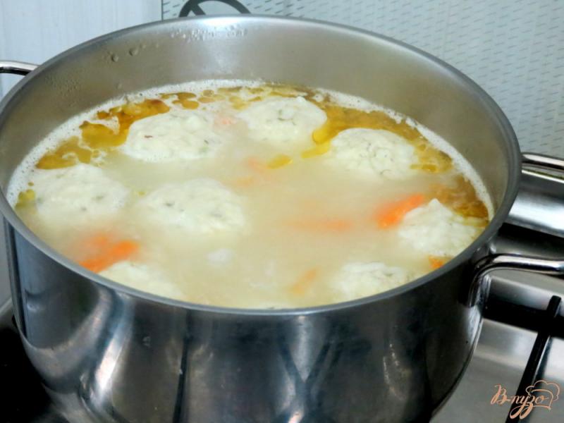 Фото приготовление рецепта: Щавелевый суп с рисовыми шариками шаг №6