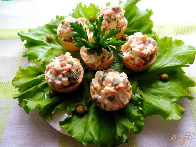 Фото приготовление рецепта: Салат из кальмаров в тарталетках шаг №6
