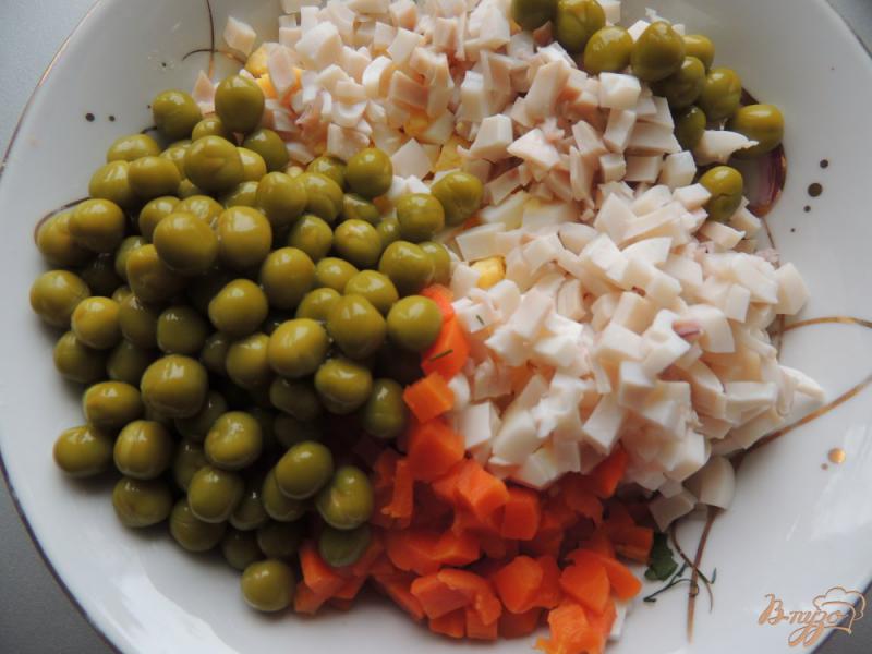 Фото приготовление рецепта: Салат из кальмаров в тарталетках шаг №5