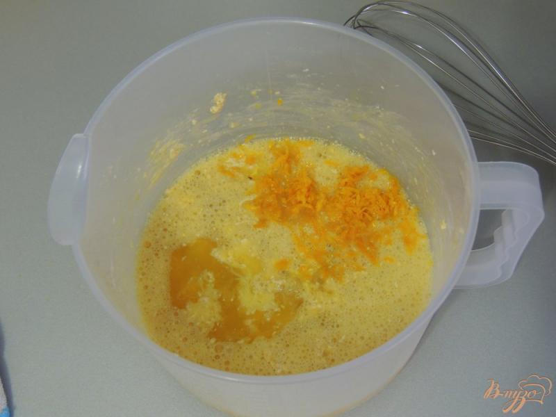 Фото приготовление рецепта: Апельсиновые кексы шаг №4