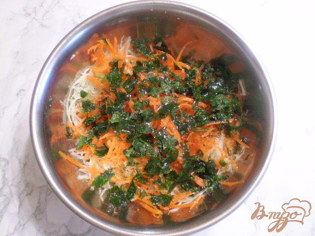 Фото приготовление рецепта: Овощной салат с рисовым уксусом шаг №4