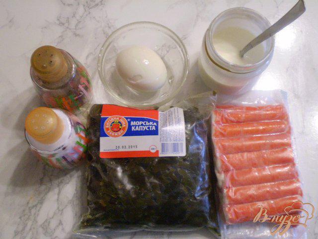 Фото приготовление рецепта: Салат с крабовыми палочками из капусты морской шаг №1