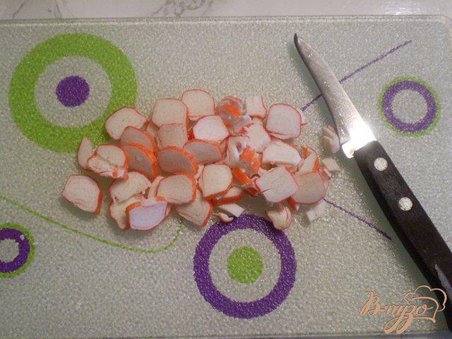 Фото приготовление рецепта: Салат с крабовыми палочками из капусты морской шаг №3