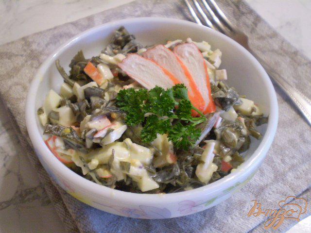Фото приготовление рецепта: Салат с крабовыми палочками из капусты морской шаг №7