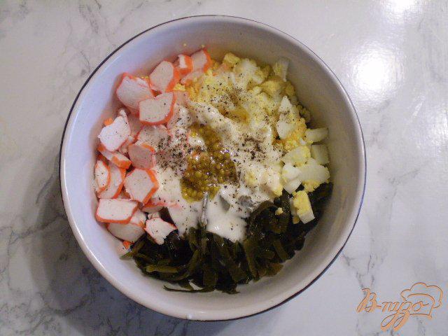 Фото приготовление рецепта: Салат с крабовыми палочками из капусты морской шаг №5