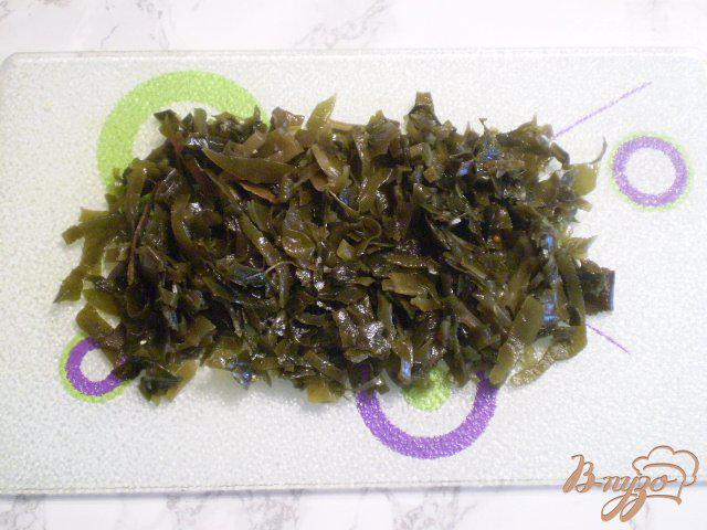 Фото приготовление рецепта: Салат с крабовыми палочками из капусты морской шаг №2