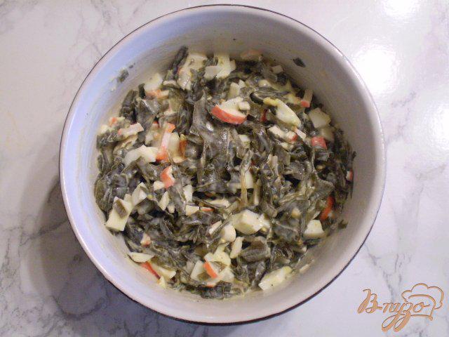 Фото приготовление рецепта: Салат с крабовыми палочками из капусты морской шаг №6