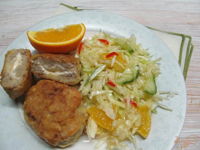 Фото приготовление рецепта: Котлеты из лосося в яйце с легким салатом шаг №12