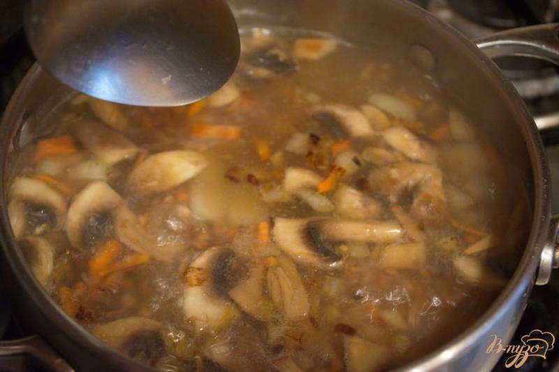 Фото приготовление рецепта: Постный гречневый суп с грибами шаг №5