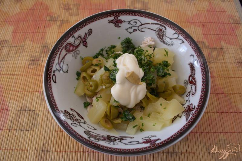 Фото приготовление рецепта: Салат с ананасами « Елена» шаг №4