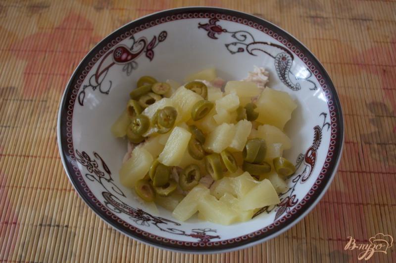 Фото приготовление рецепта: Салат с ананасами « Елена» шаг №3