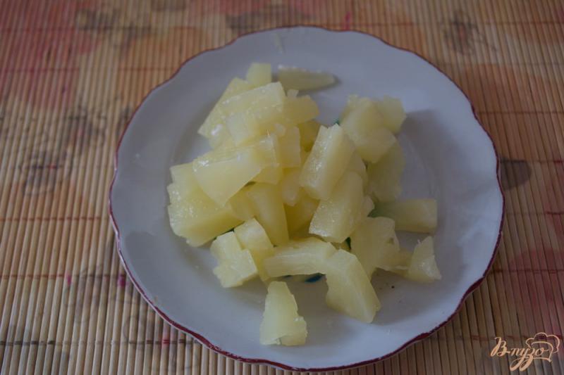 Фото приготовление рецепта: Салат с ананасами « Елена» шаг №2