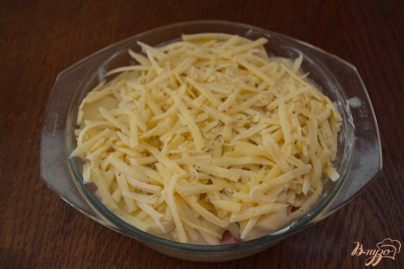 Фото приготовление рецепта: Картофельная запеканка с колбасой и сыром шаг №7