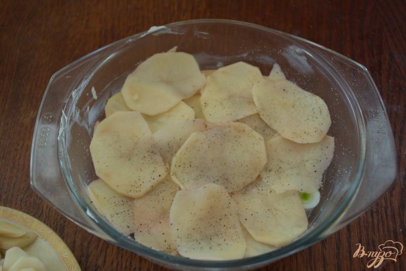 Фото приготовление рецепта: Картофельная запеканка с колбасой и сыром шаг №5