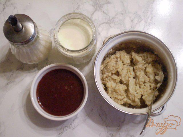 Фото приготовление рецепта: Овсянка с йогуртом и клубничным вареньем шаг №1