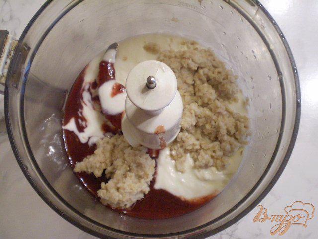 Фото приготовление рецепта: Овсянка с йогуртом и клубничным вареньем шаг №2