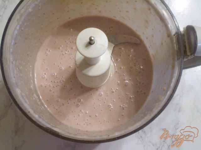 Фото приготовление рецепта: Овсянка с йогуртом и клубничным вареньем шаг №3