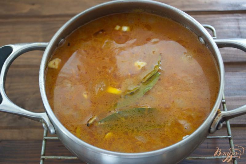 Фото приготовление рецепта: Томатный суп с мясом и макаронами шаг №6