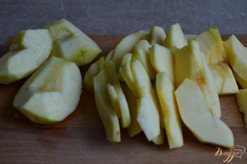 Фото приготовление рецепта: Арахисовая шарлотка с яблоками шаг №3
