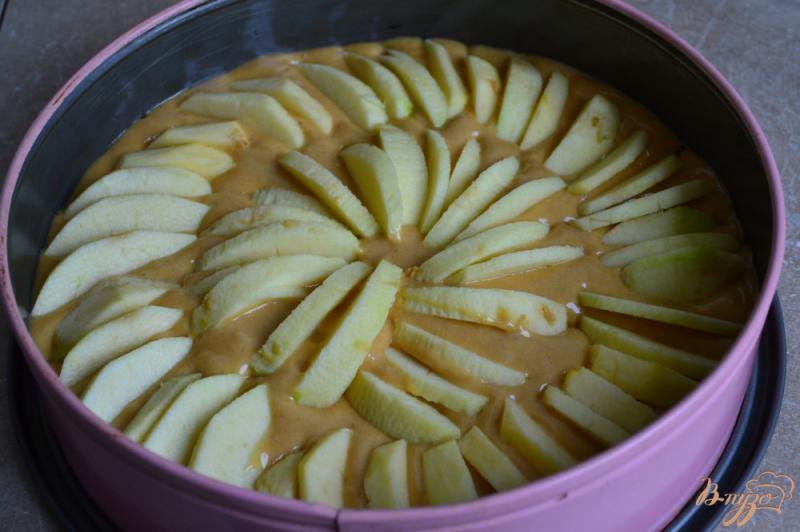 Фото приготовление рецепта: Арахисовая шарлотка с яблоками шаг №4