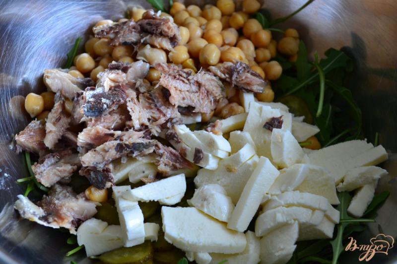 Фото приготовление рецепта: Салат с рукколой, сардинами и нутом шаг №3