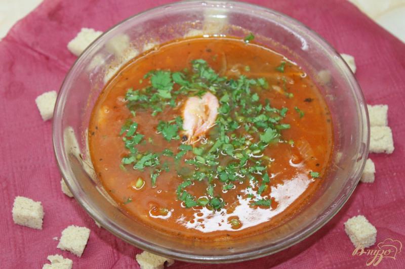 Фото приготовление рецепта: Томатный суп с мидиями и крутонами шаг №5