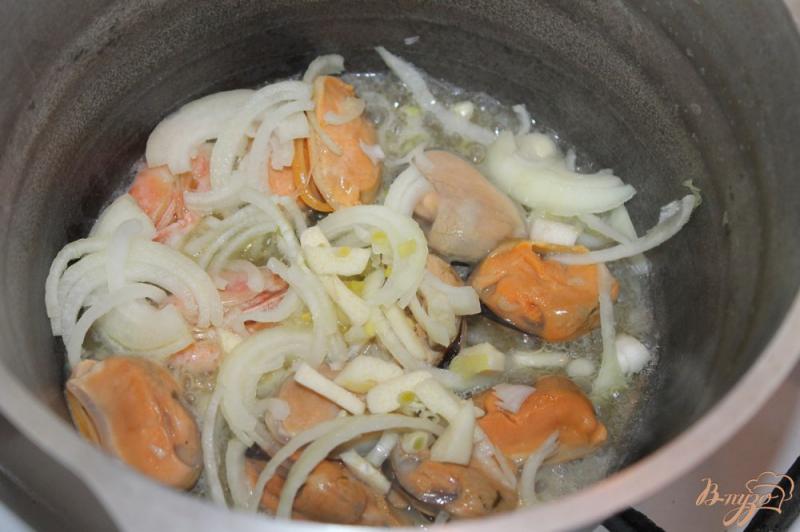 Фото приготовление рецепта: Томатный суп с мидиями и крутонами шаг №3