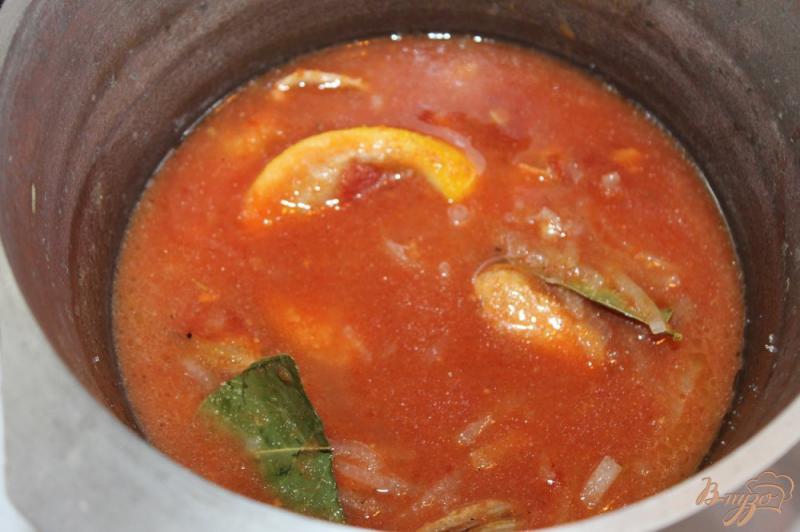 Фото приготовление рецепта: Томатный суп с мидиями и крутонами шаг №4